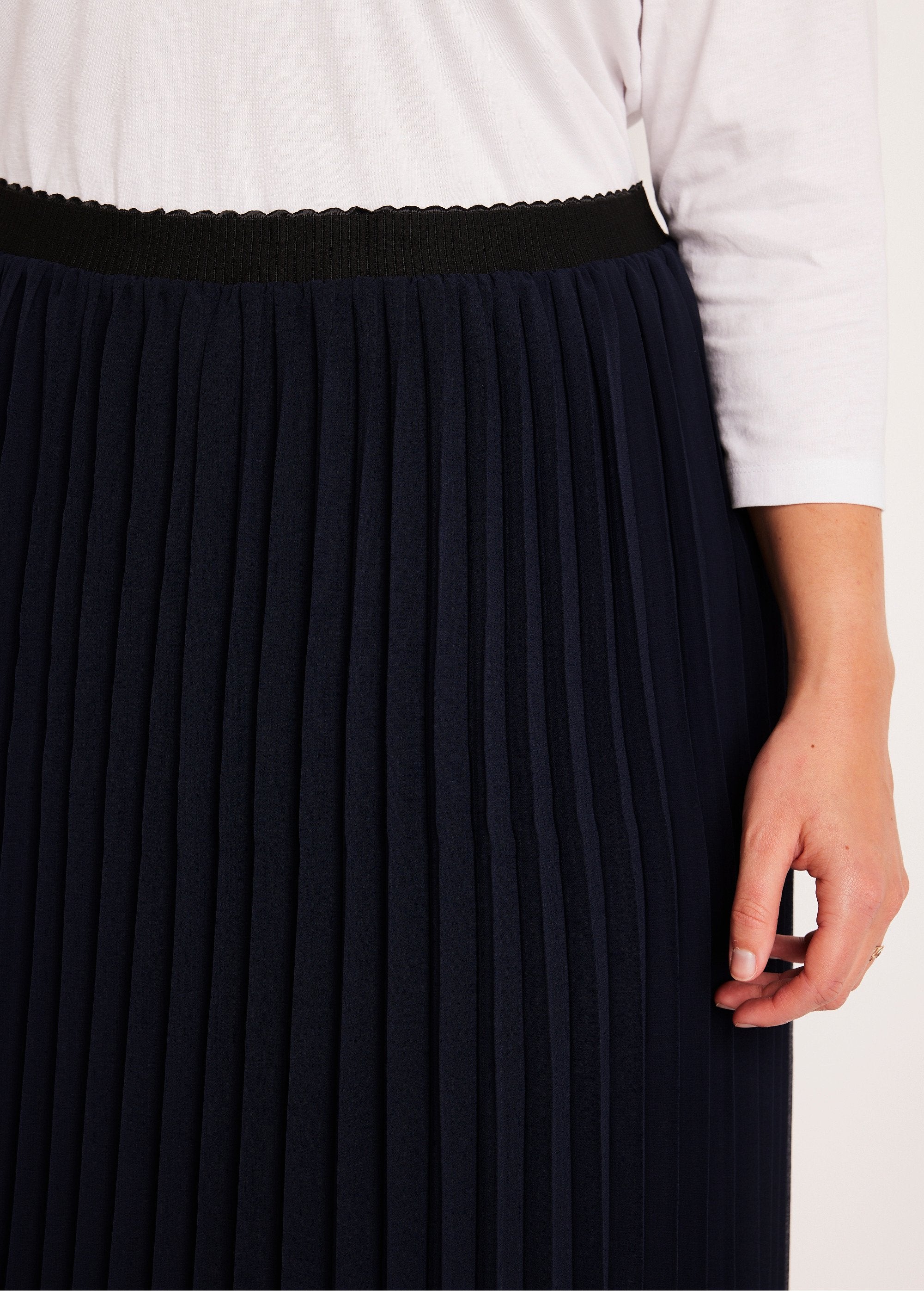 Long_plain_veil_pleated_skirt_Navy_blue_DE1_curvy