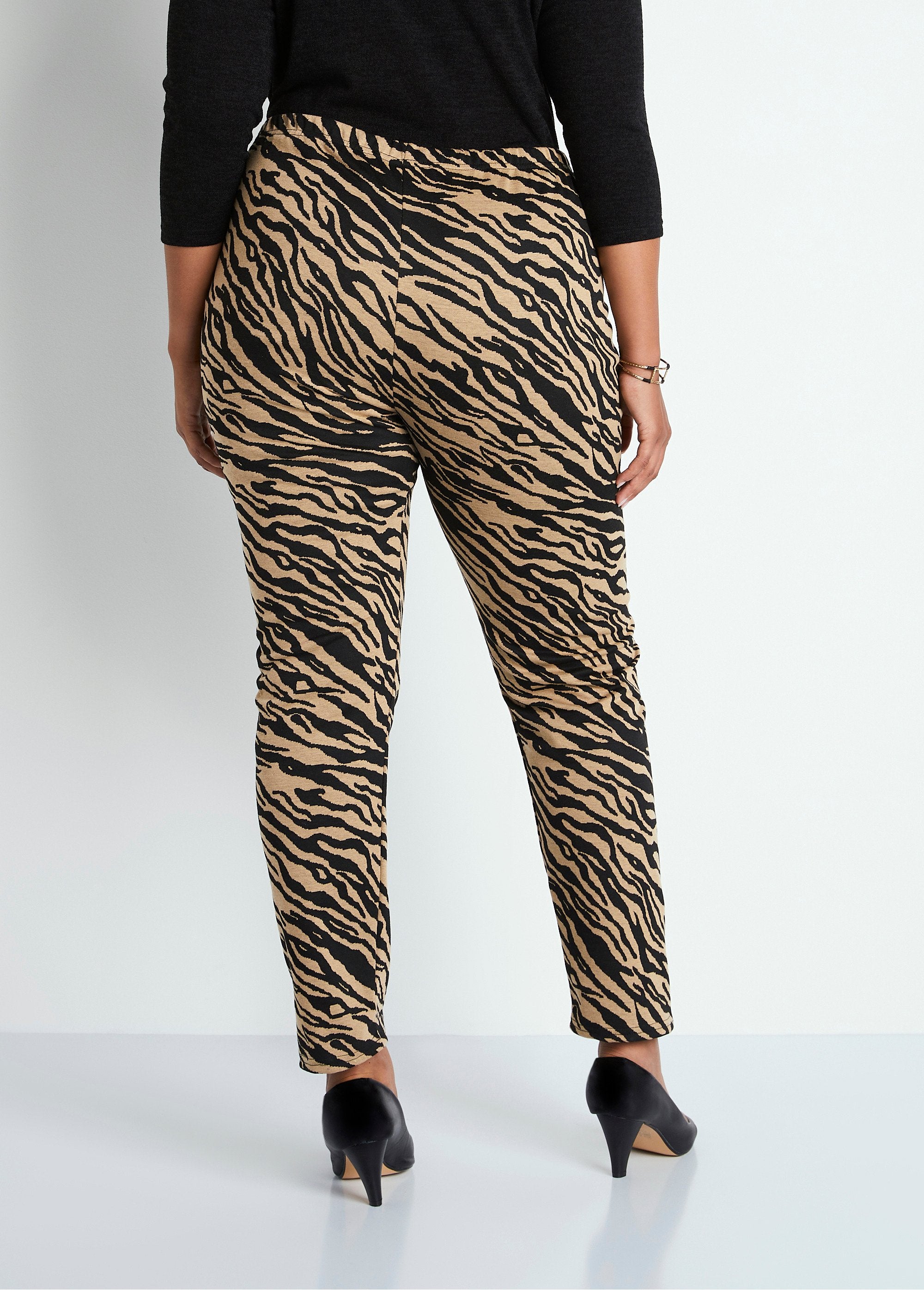 Jacquard_knit_elasticated_waist_leggings_Zebra_camel_DO1_curvy