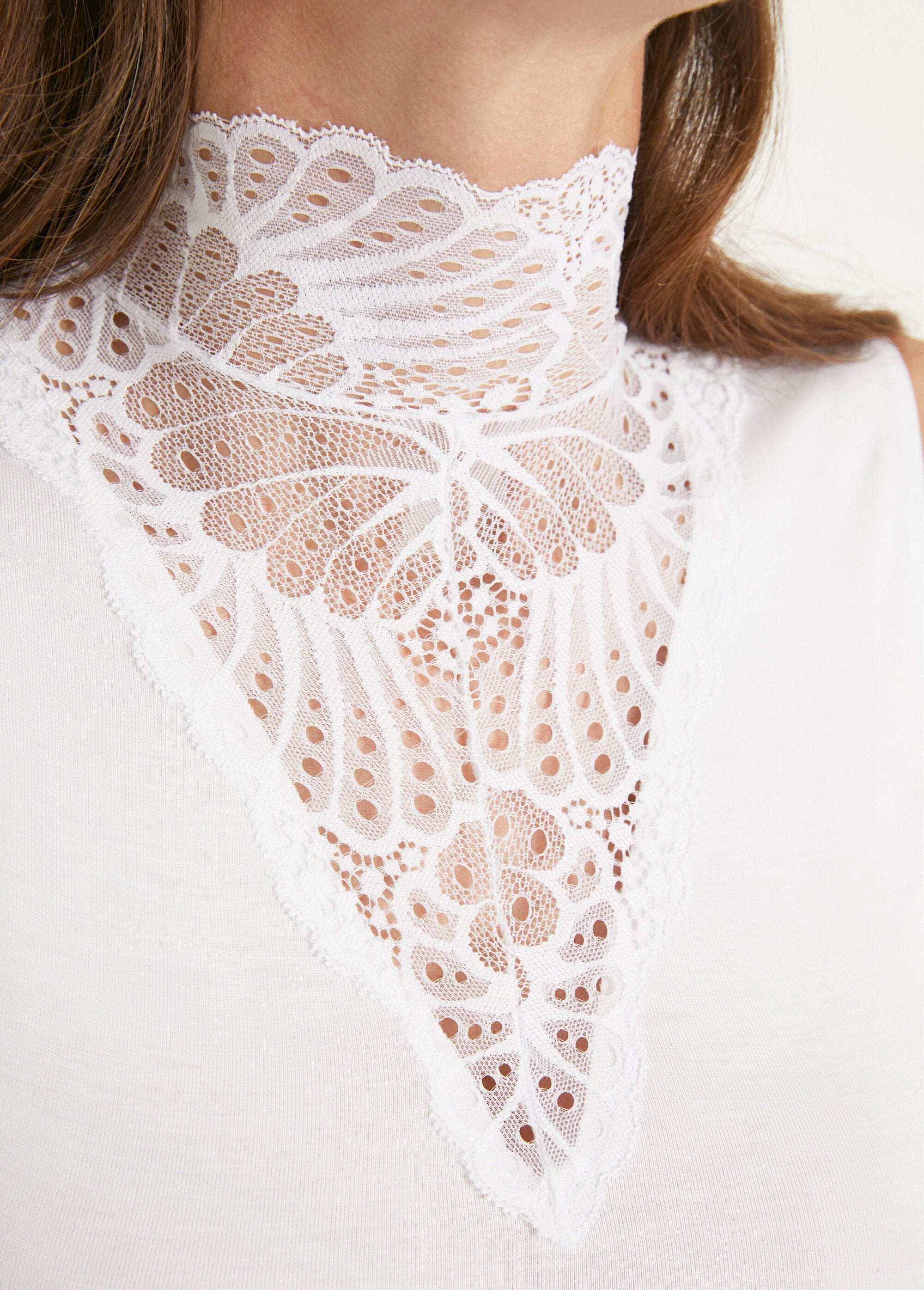 High-neck_sleeveless_lace_undershirt_White_DE2_slim