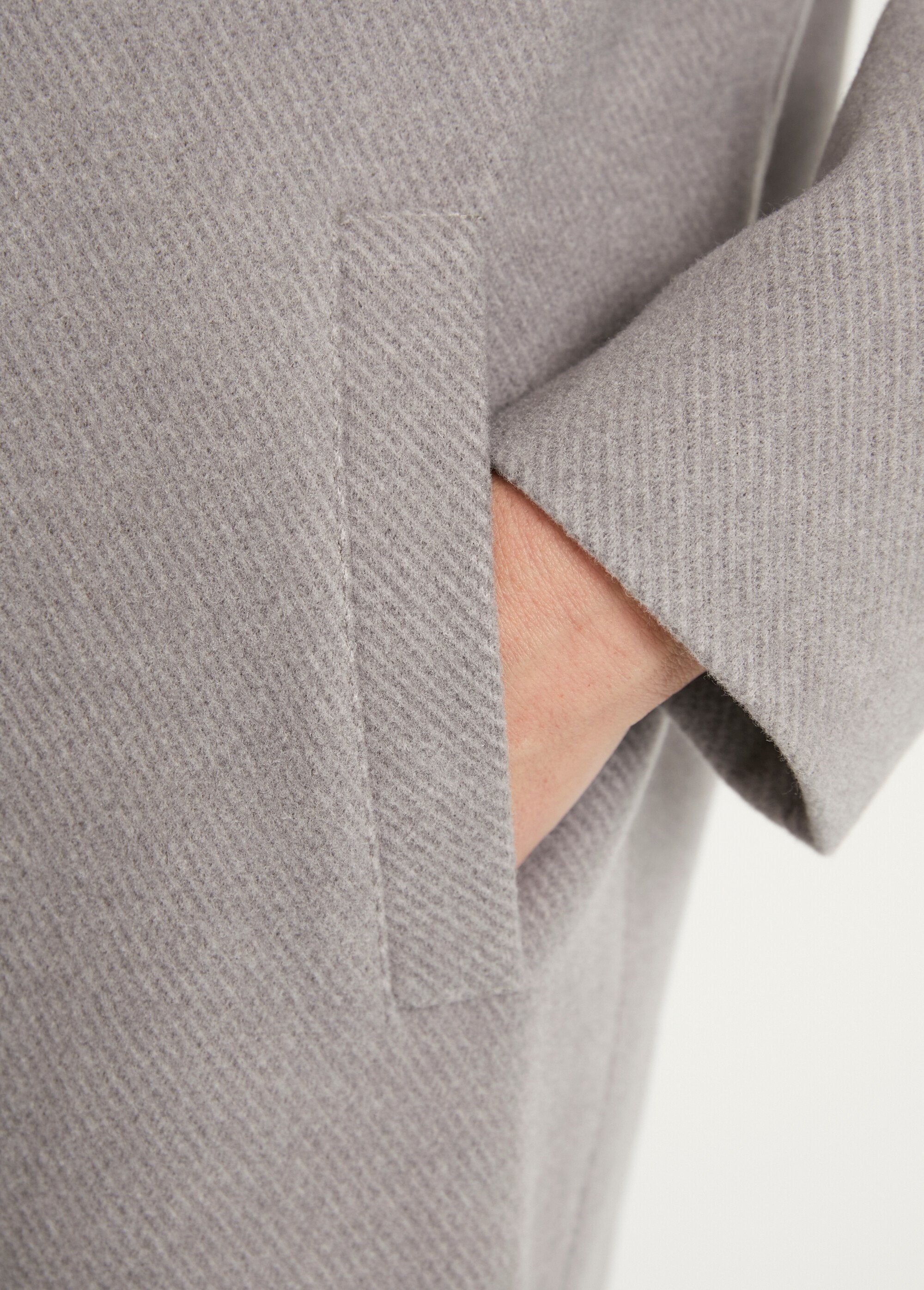 Double-breasted_coat_with_tailored_collar_Gray_DE3_slim