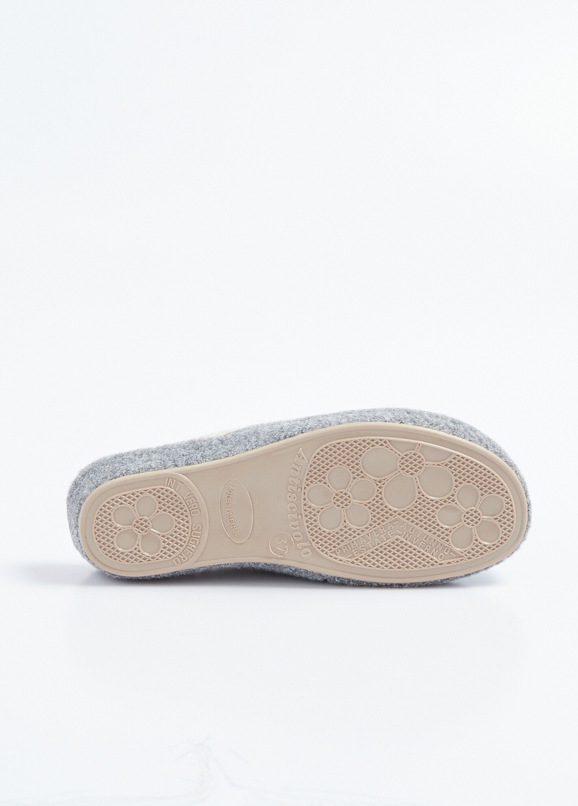 Felt_mule_with_floral_application_Gray_UN1_slim