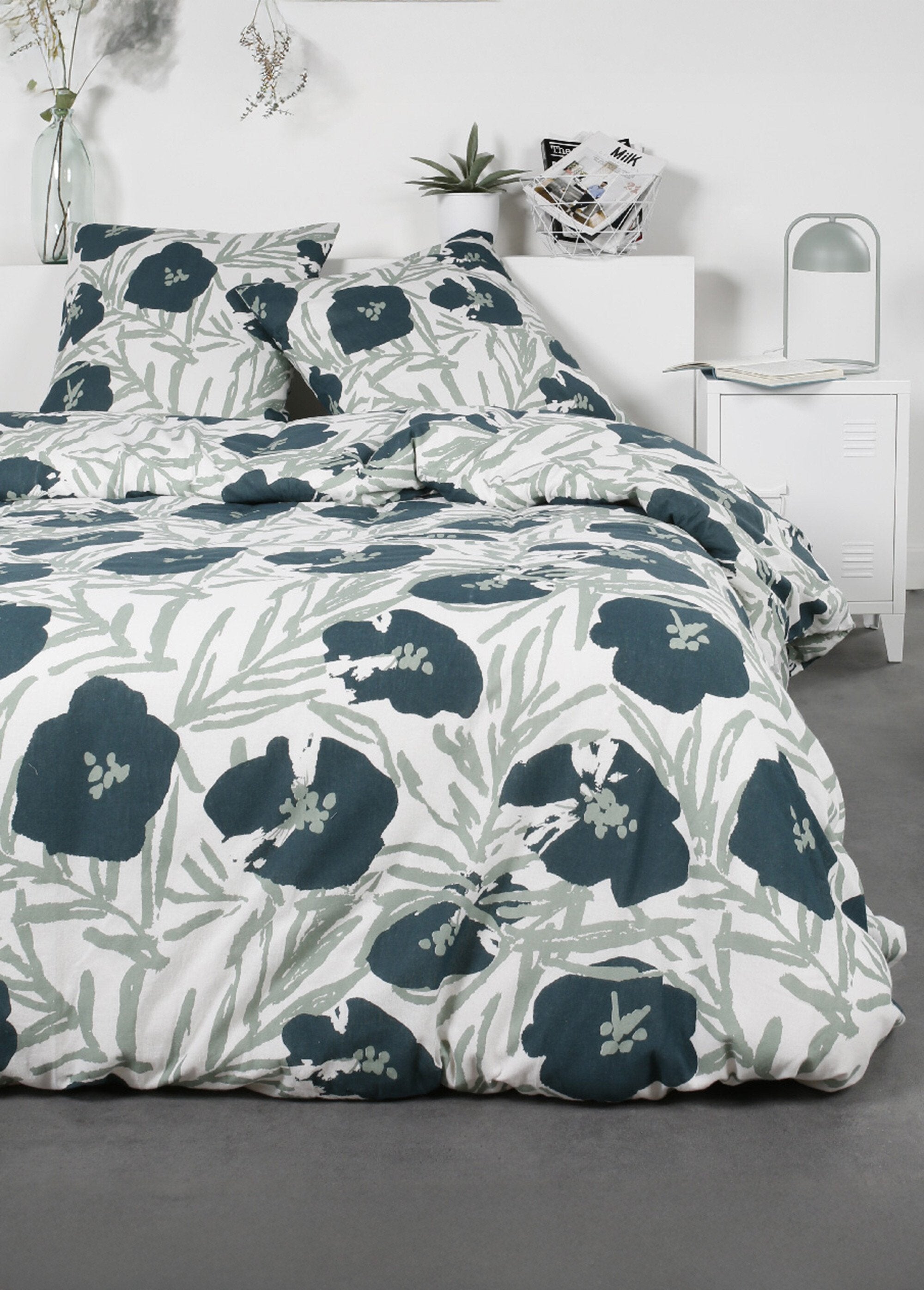 Flannel_bedding_set_240_x_220cm,_Poppies_Black_and_green_and_white_FA1_slim