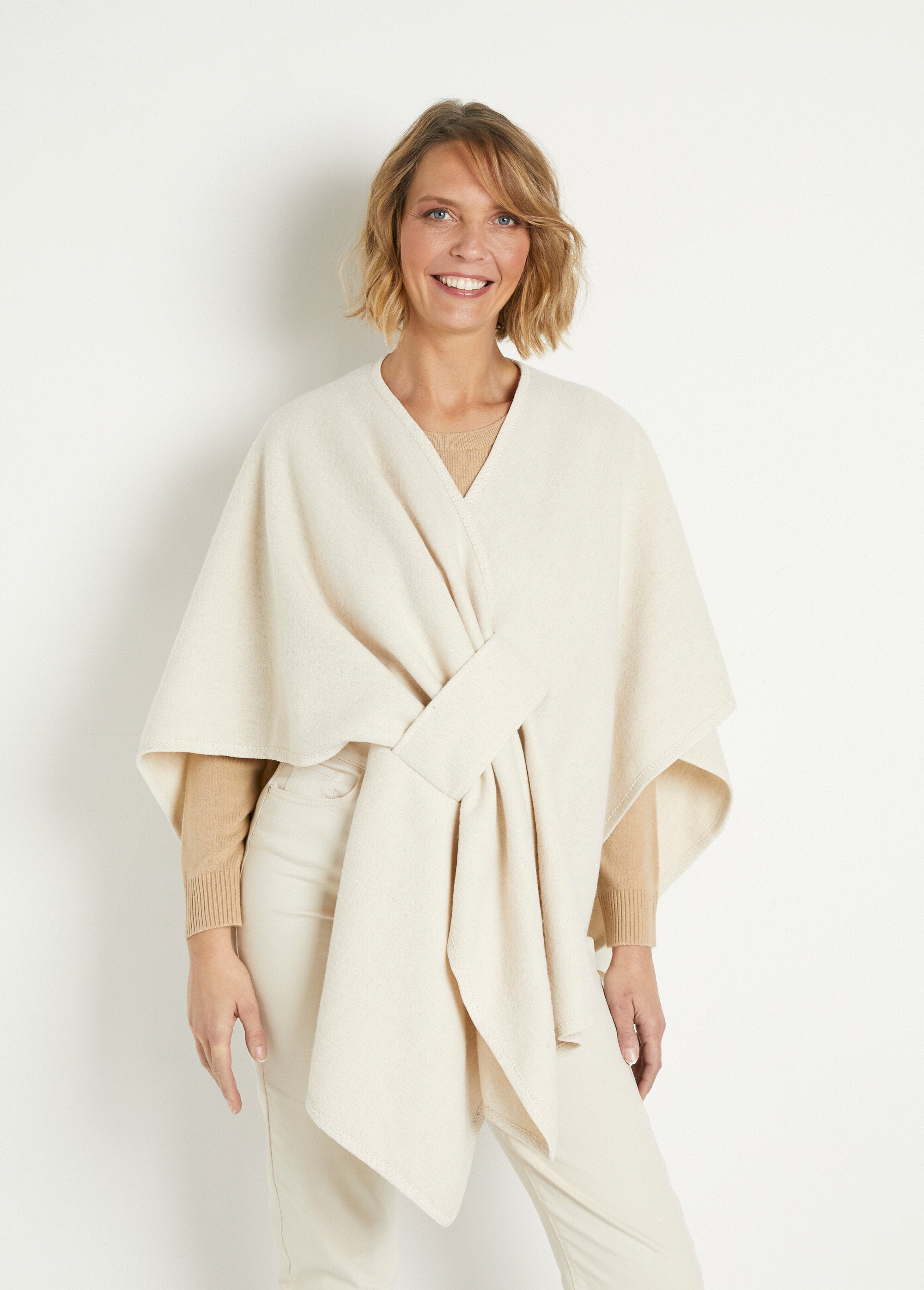 Poncho_in_warm_fabric_with_tone-on-tone_bias_Beige_FA1_slim