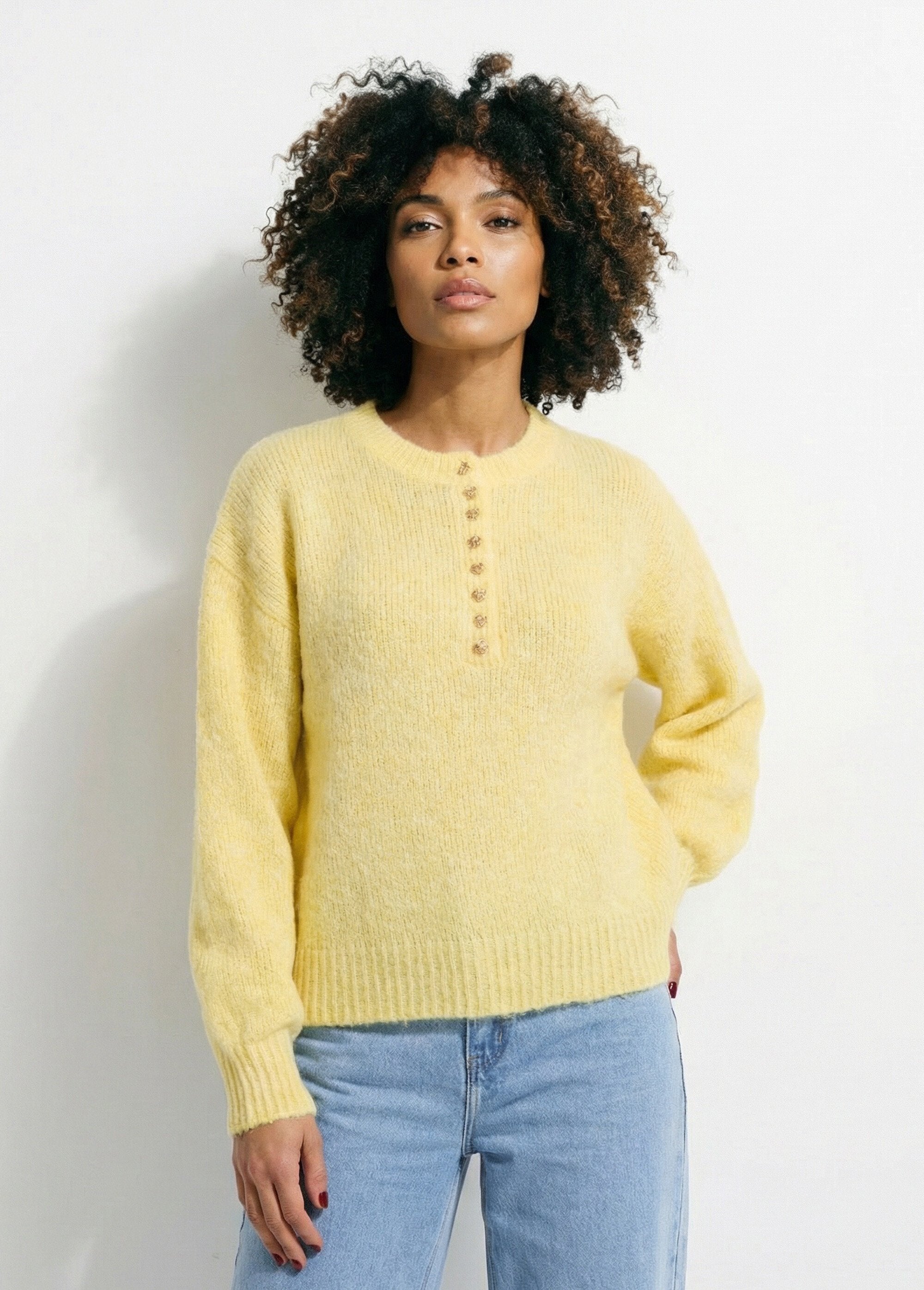 Sweater_with_wool_and_small_metal_buttons_YELLOW_FA1_slim