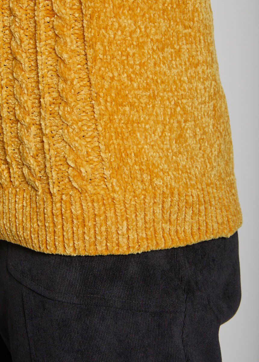 Round_neck_chenille_knit_sweater_Honey_DE2_slim