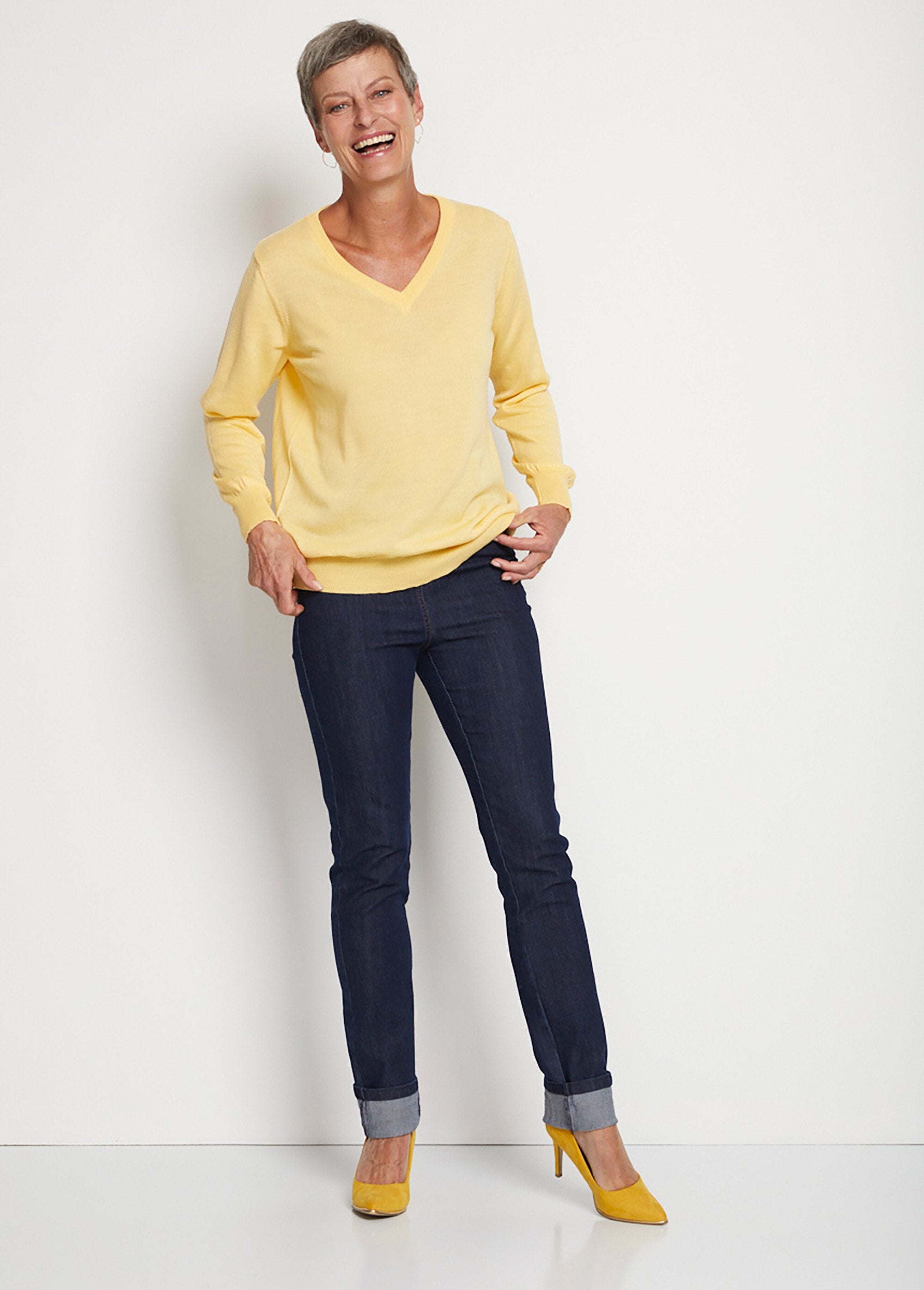 Short_V-neck_sweater_with_merino_wool_Vanilla_SF1_slim