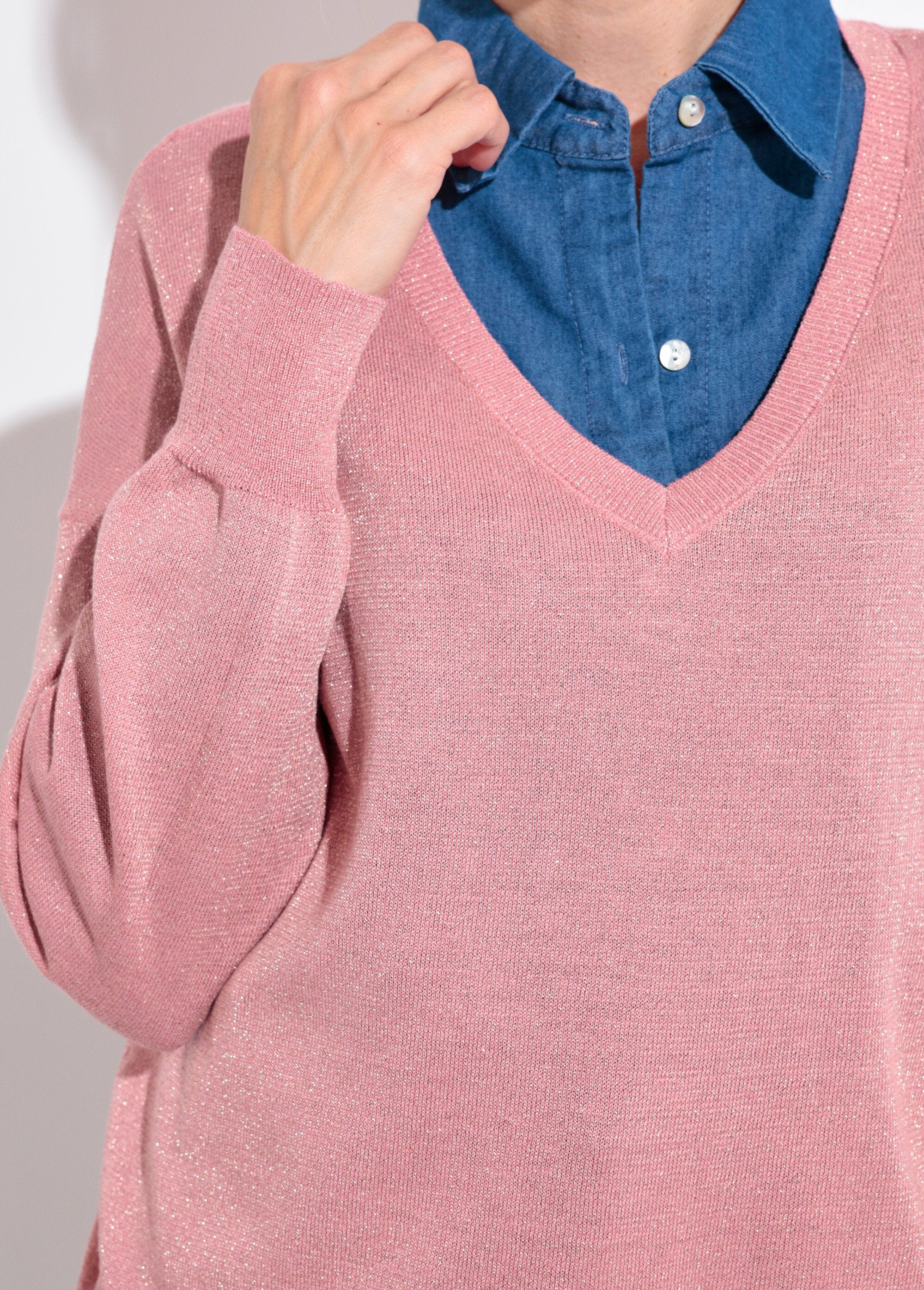 Fine_gauge_metallic_knit_V-neck_sweater_Old_pink_DE1_slim