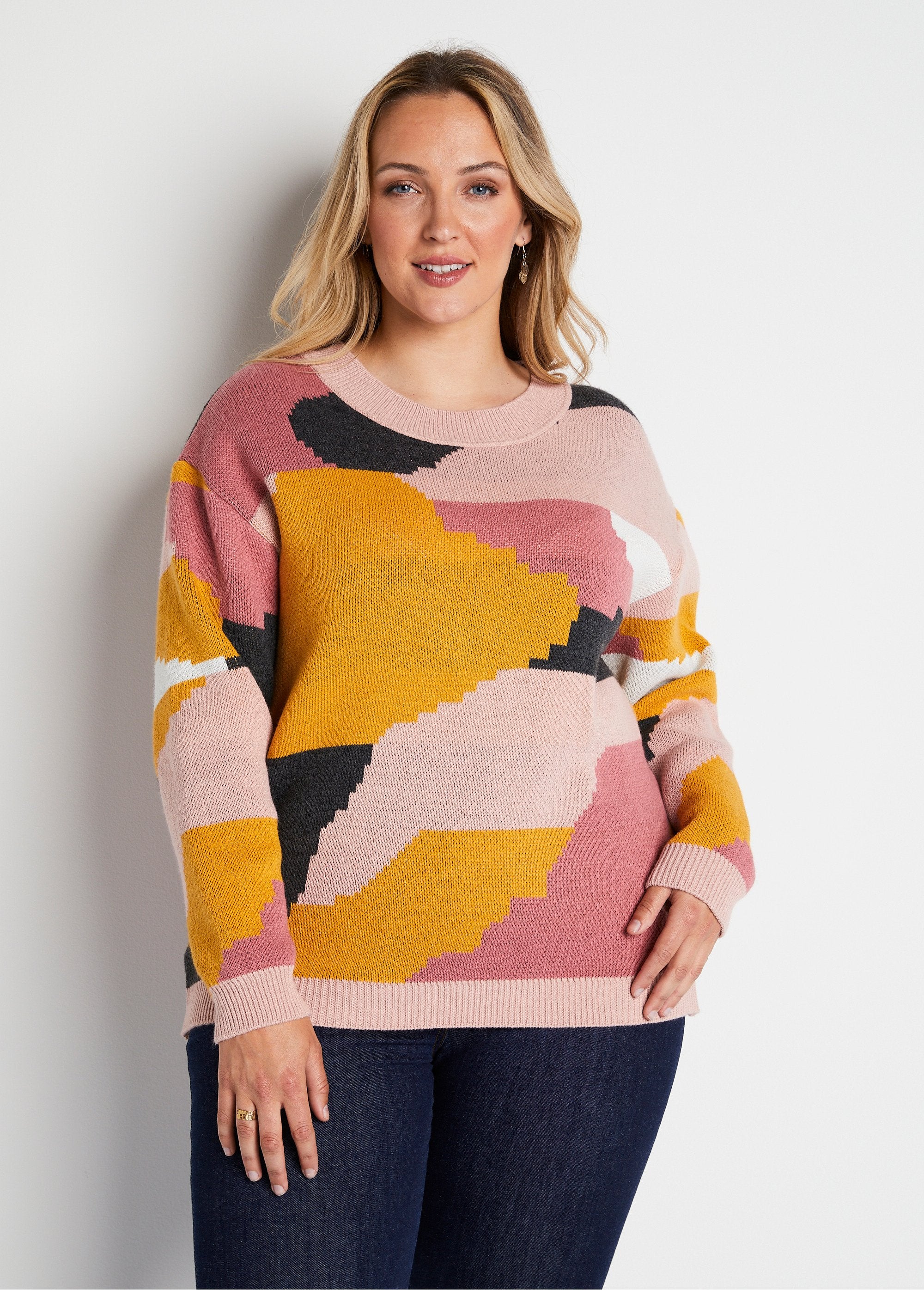 Graphic_jacquard_sweater_with_round_neck_Rose_and_honey_FA1_curvy