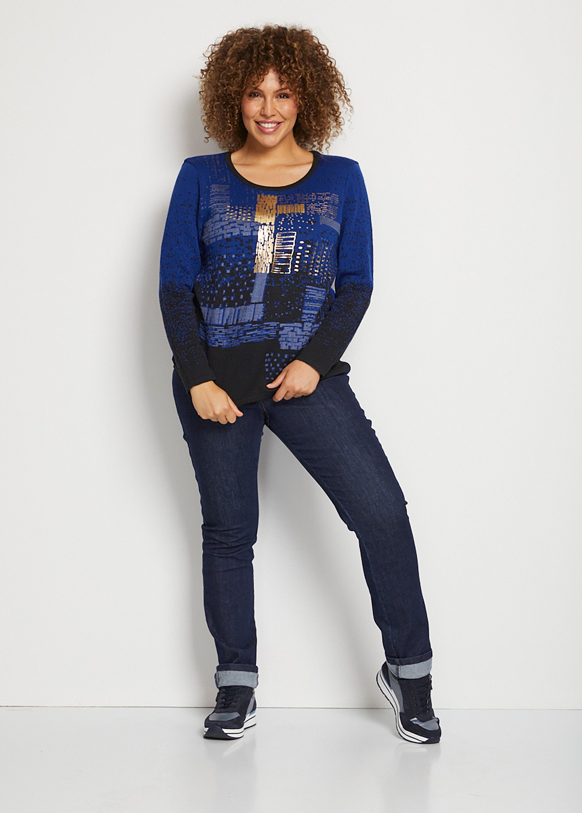 Warm_merino_wool_jacquard_round_neck_sweater_Black_and_blue_SF1_curvy