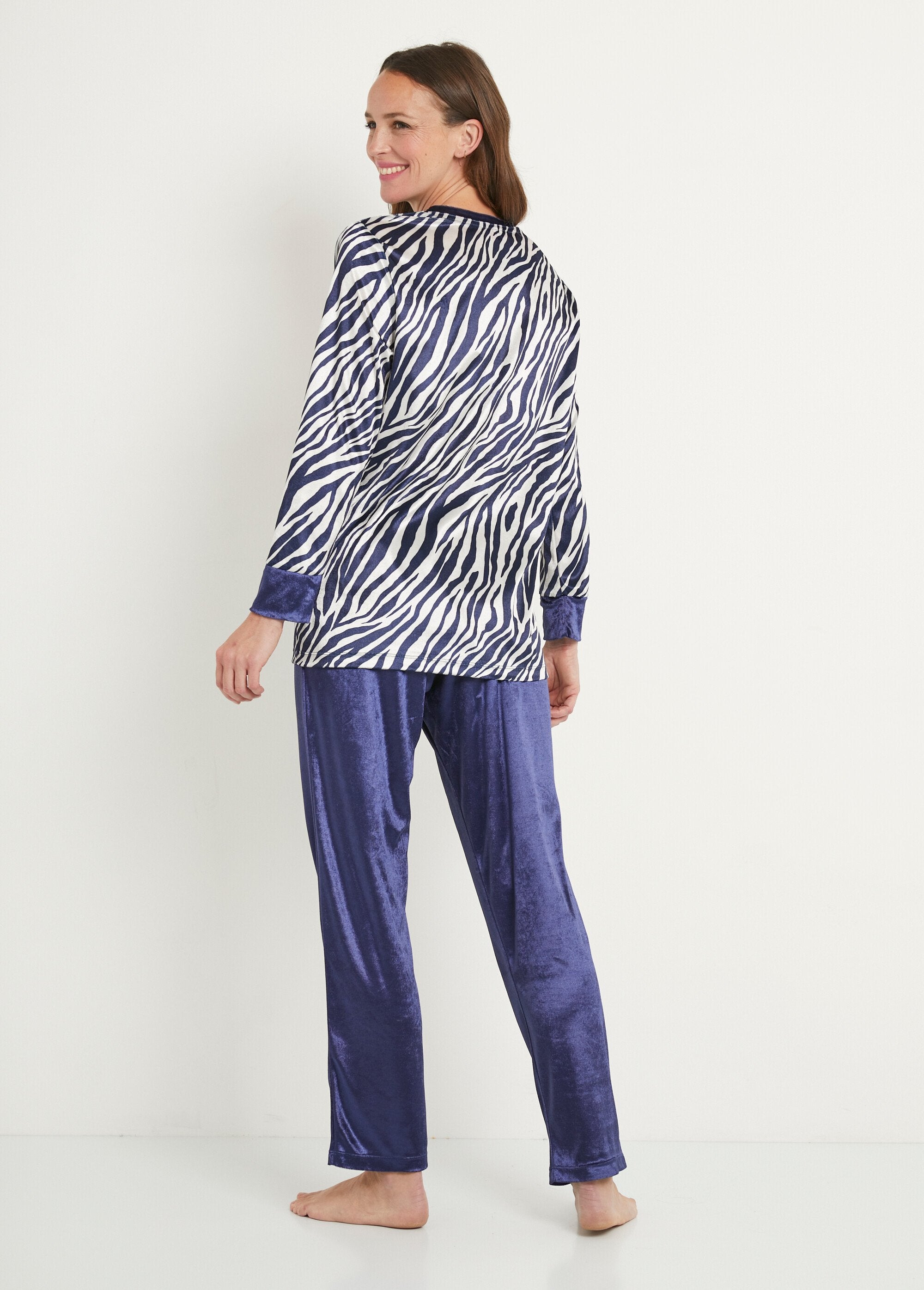 Warm_round-neck_pyjamas_in_animal-skin_velvet_Navy_print_DO1_slim