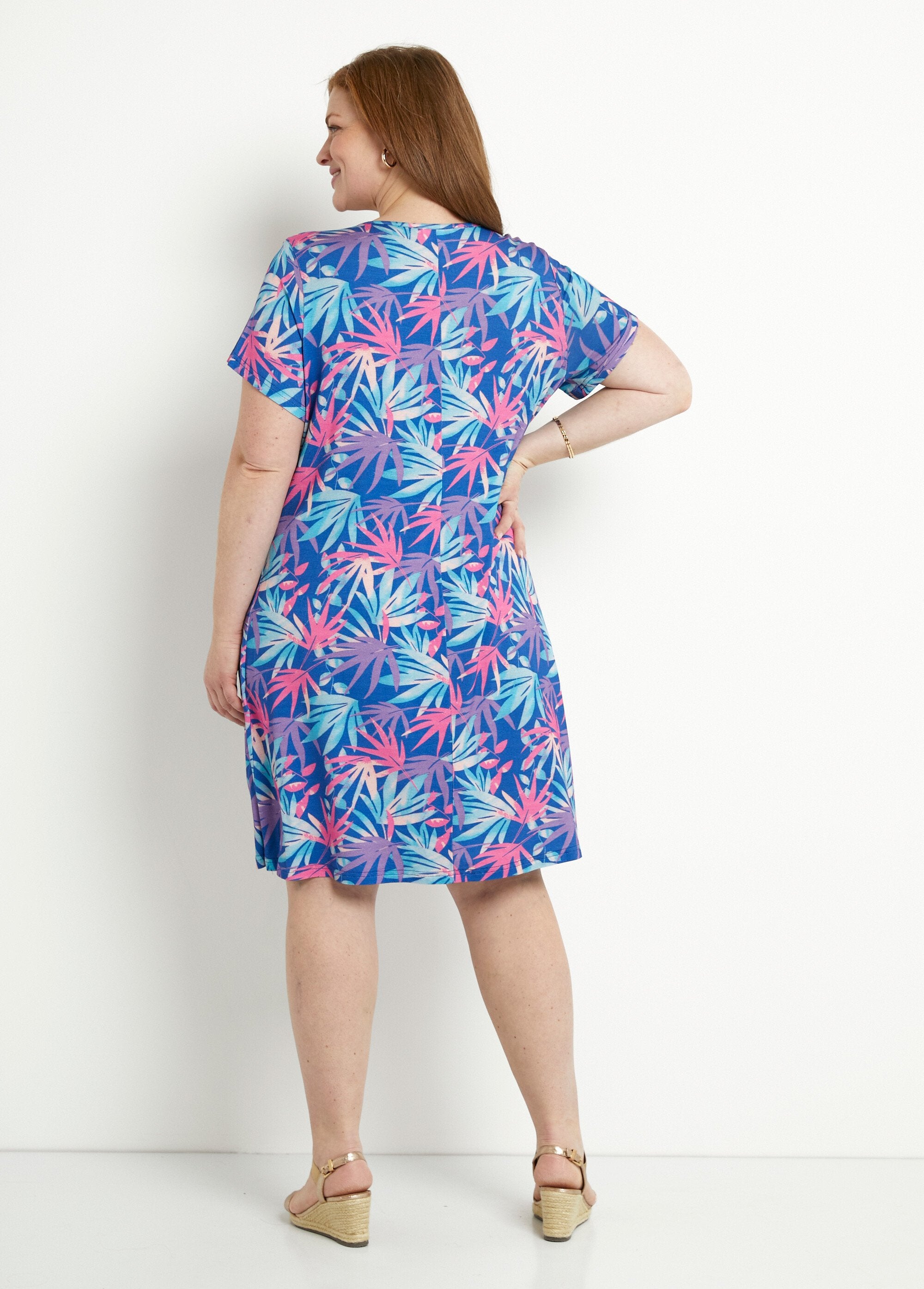 Short_straight_flared_dress_with_foliage_print_Blue_and_pink_DO1_curvy