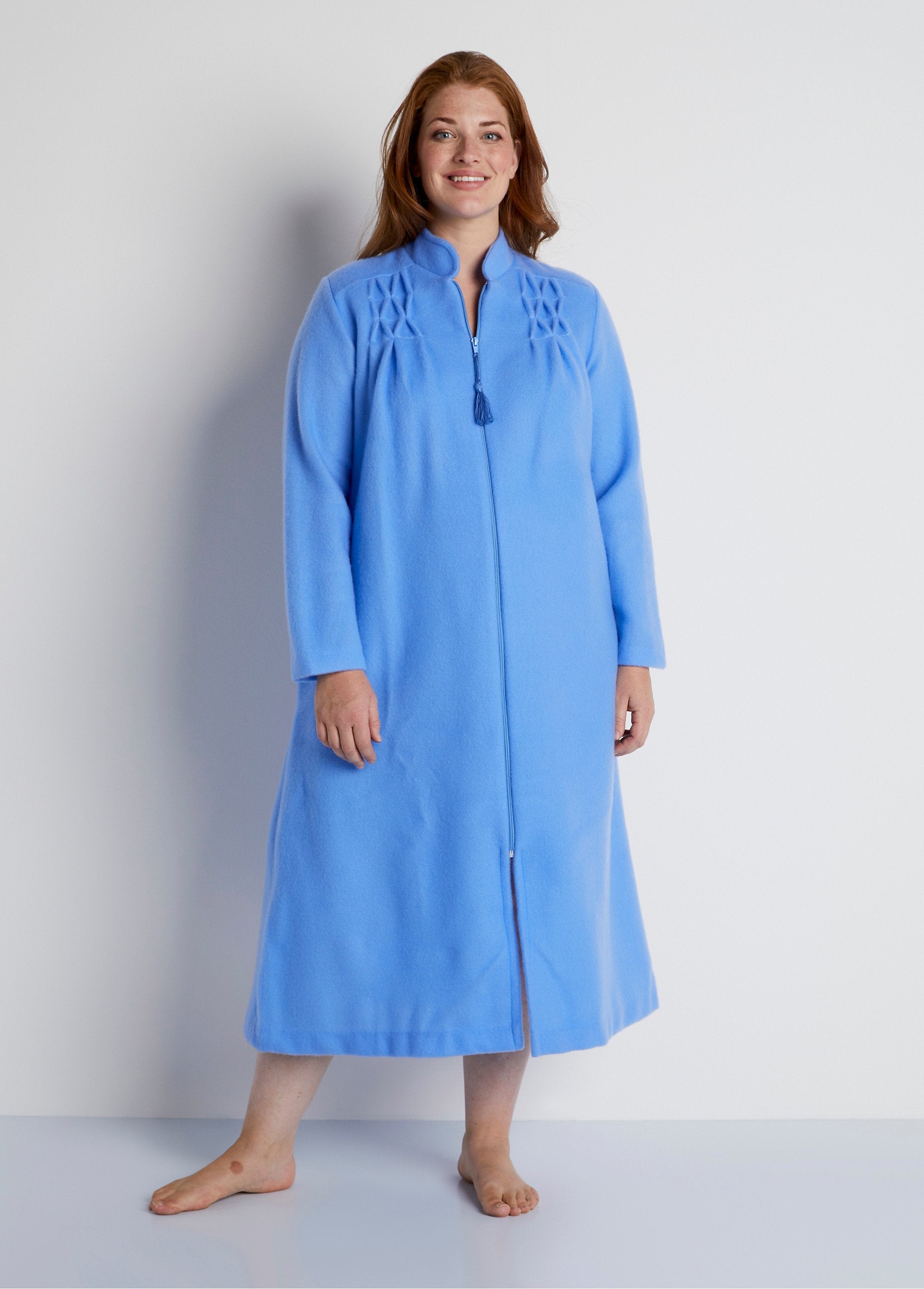 Courtelle®_zipped_knit_bathrobe_Blue_FA1_curvy