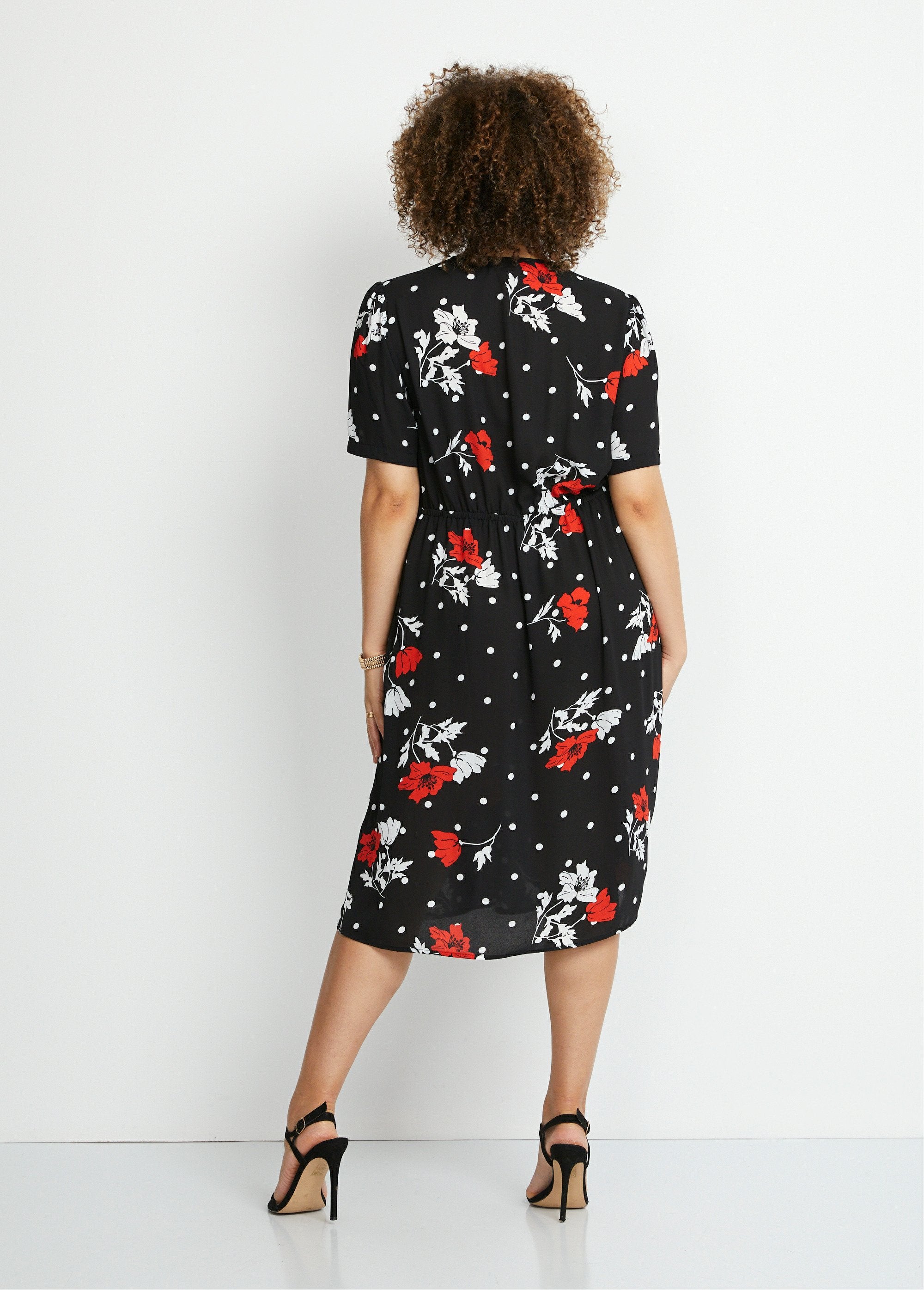 Short_floral_straight_dress_Black_background_DO1_curvy