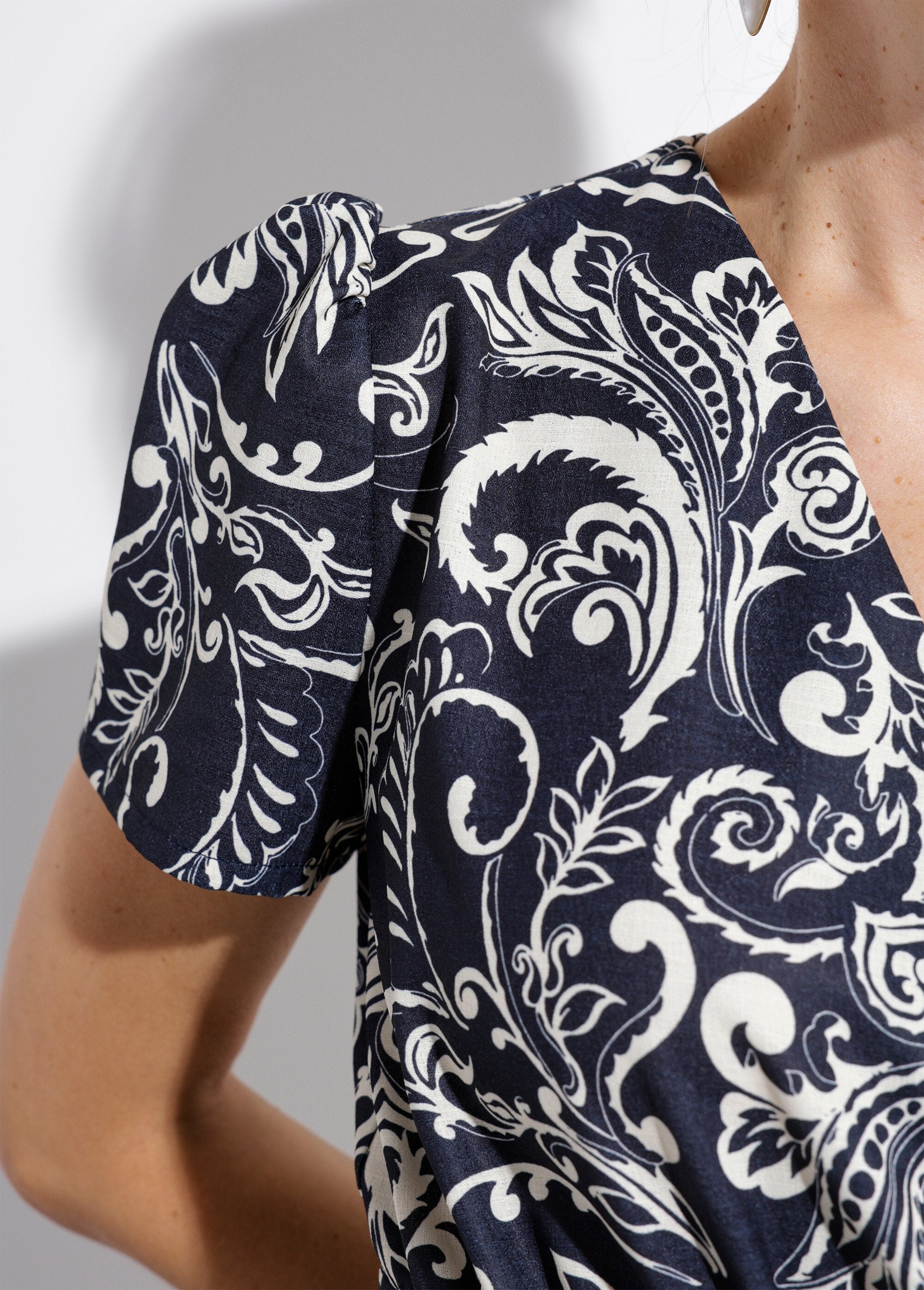 Long_wrap_dress_with_elasticated_waist_Black_and_ecru_DE2_slim