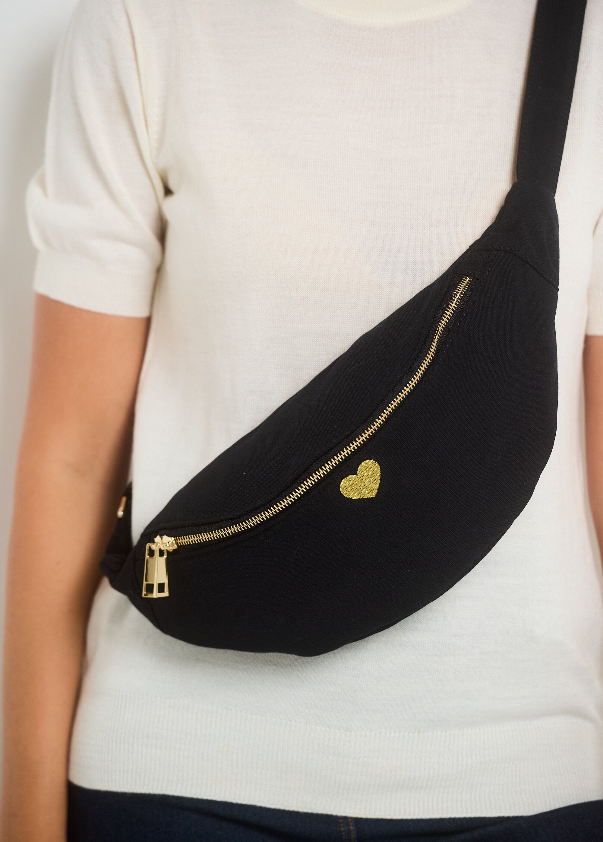 Plain_zipped_fanny_pack_with_heart_embroidery_Black_DE1_slim