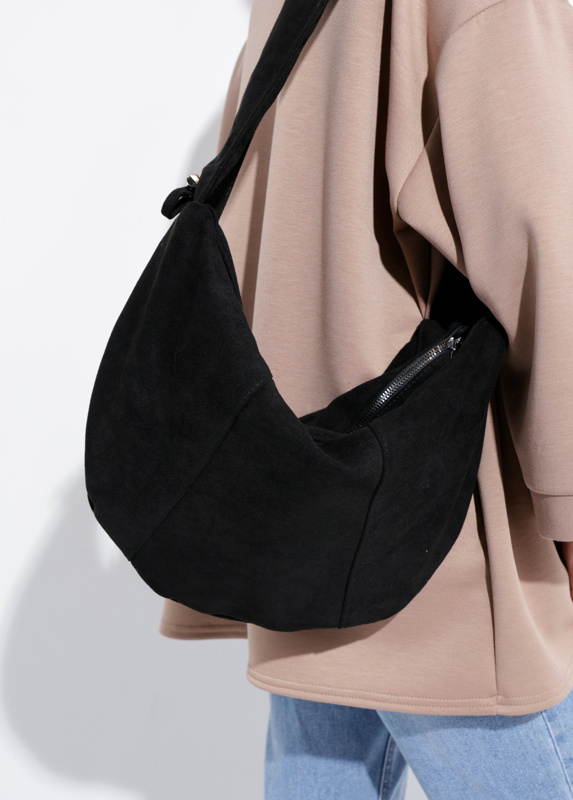 Suede_bag_with_wide_shoulder_strap_Black_DE1_slim