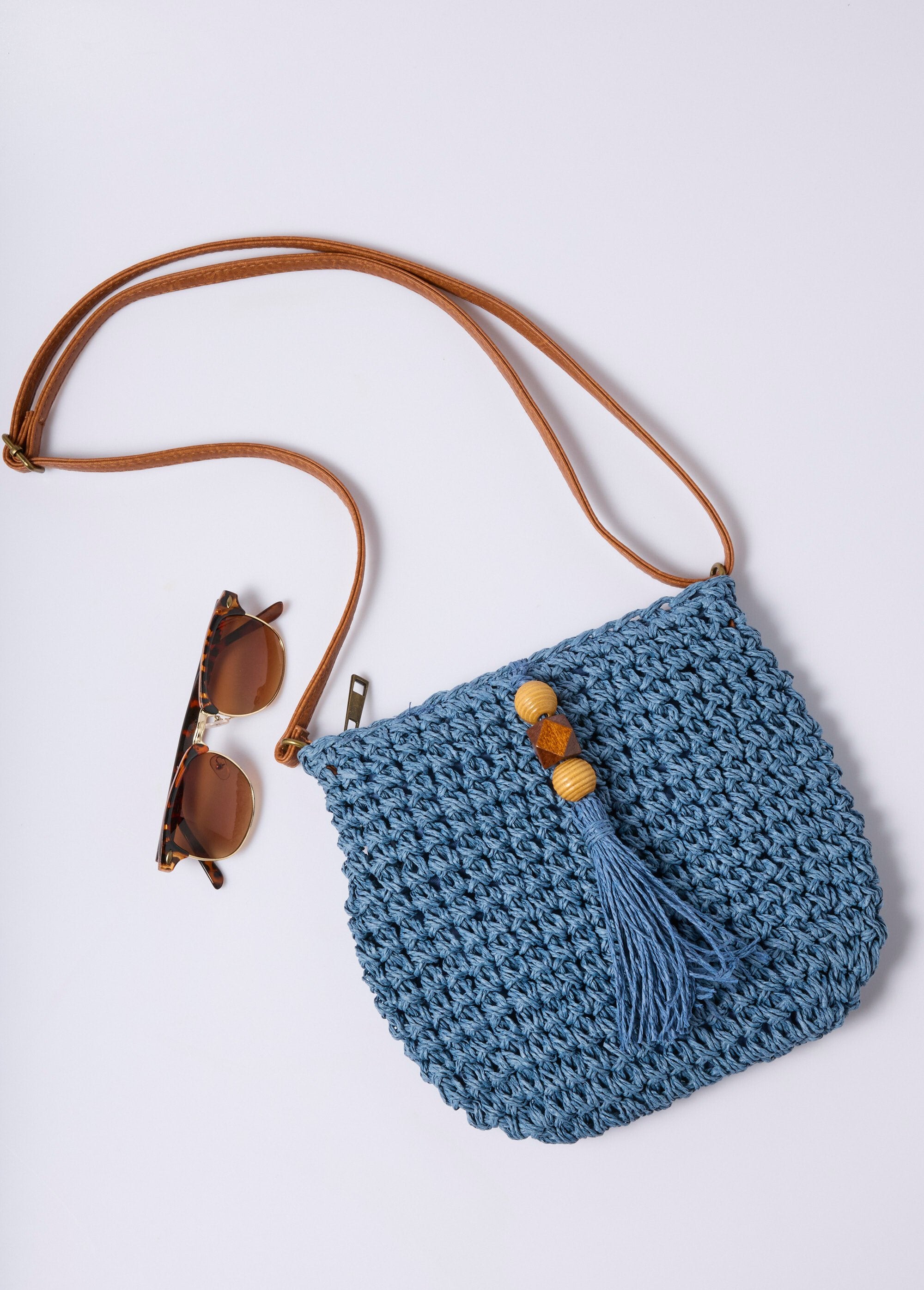 Straw_shoulder_bag,_pearl_pompom_Blue_FA1_slim