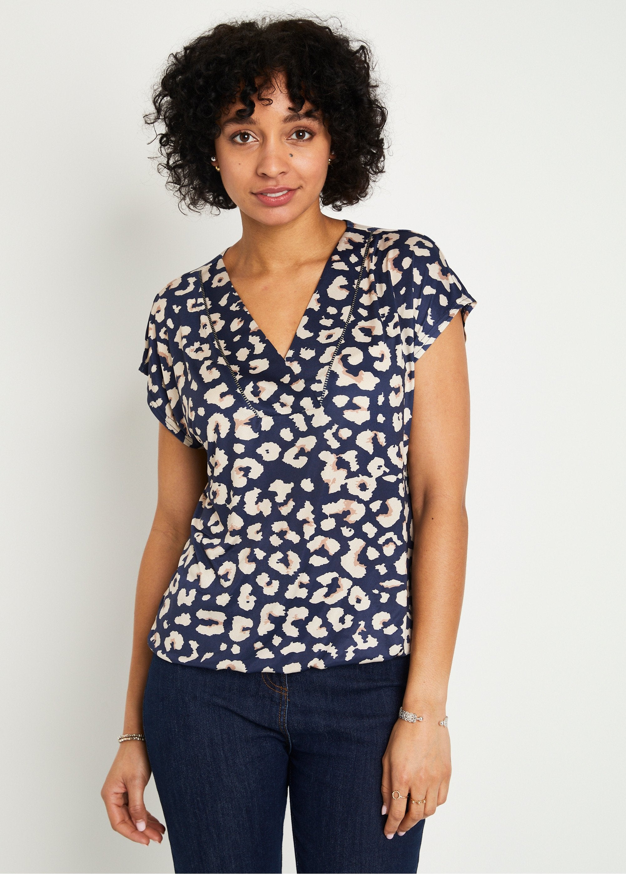 Blousant_animal_print_V-neck_T-shirt_Navy_and_beige_FA1_slim