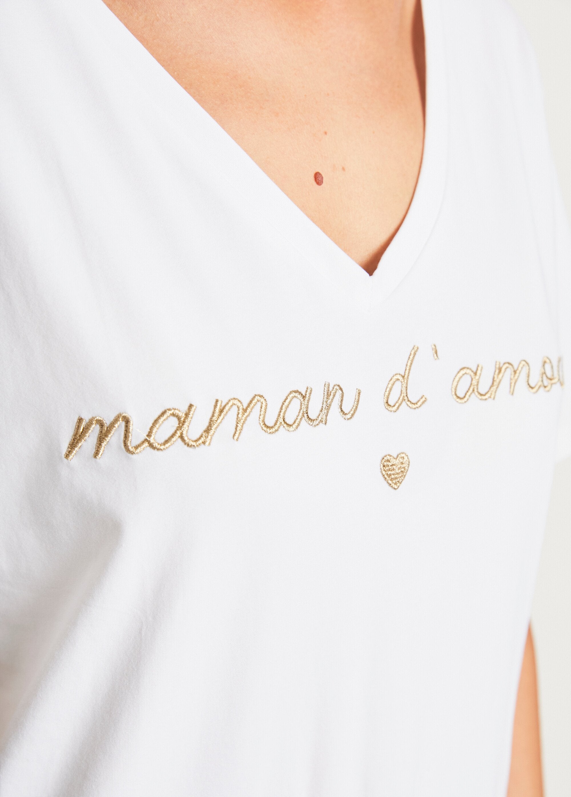 V-neck_T-shirt_with_embroidered_message_White_DE3_slim