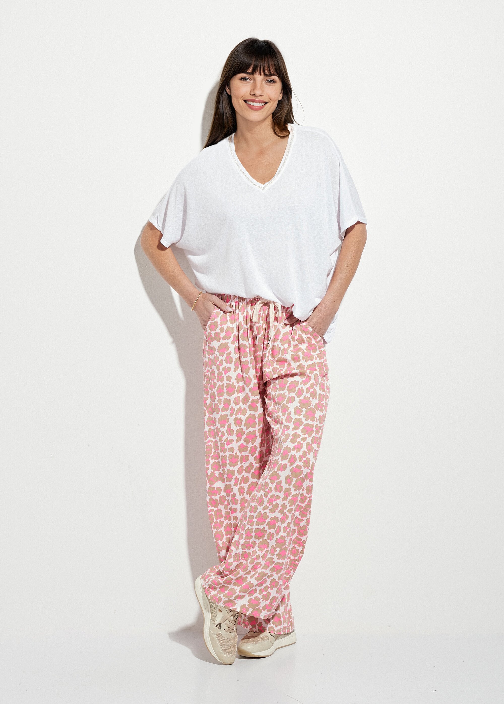Metallic_V-neck_T-shirt_with_kimono_sleeves_White_SF1_slim