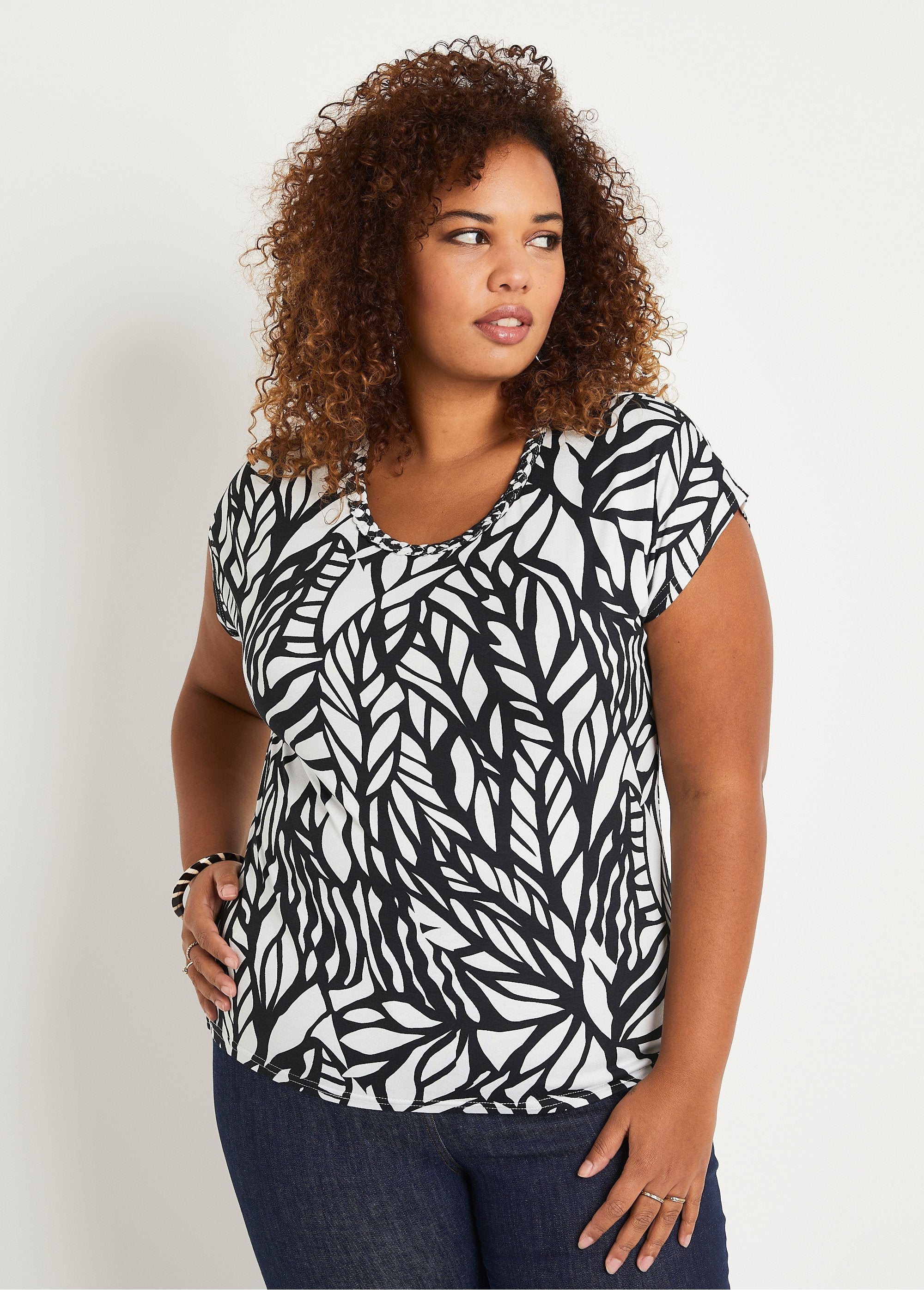 Short_graphic_t-shirt_Black_and_white_FA2_curvy