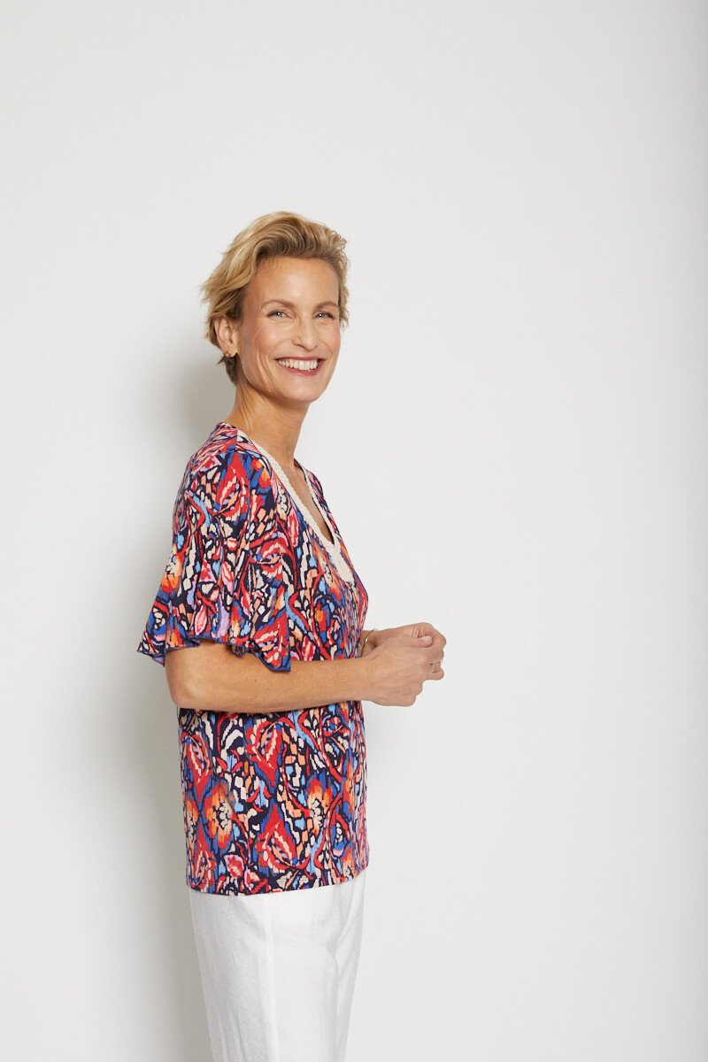 Loose-fitting_short_t-shirt_with_macramé_finish_Blue_and_red_DR1_slim