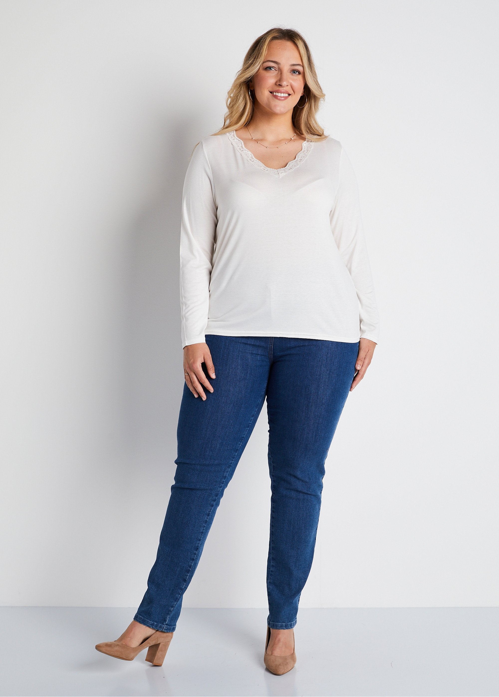 Short_lace_V-neck_long-sleeved_t-shirt_Ecru_SF1_curvy