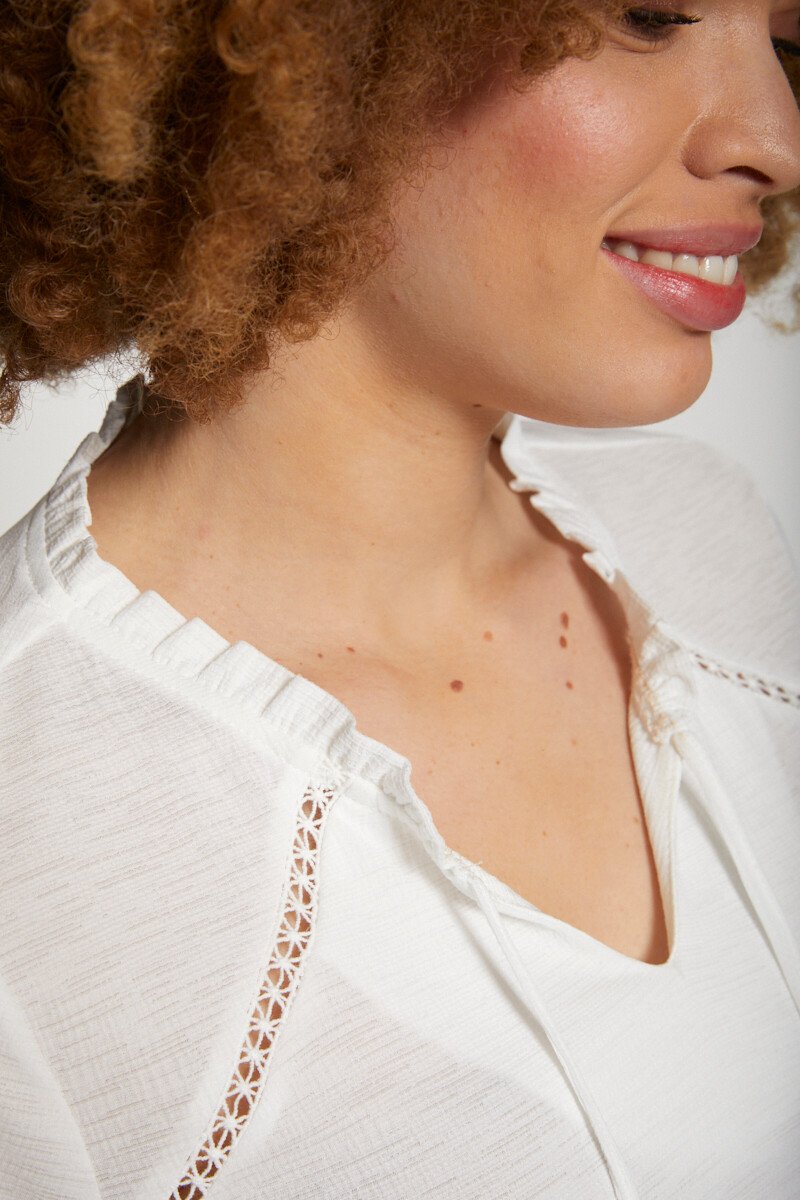 Blouse-style_embossed_mesh_T-shirt_Ecru_DE2_slim