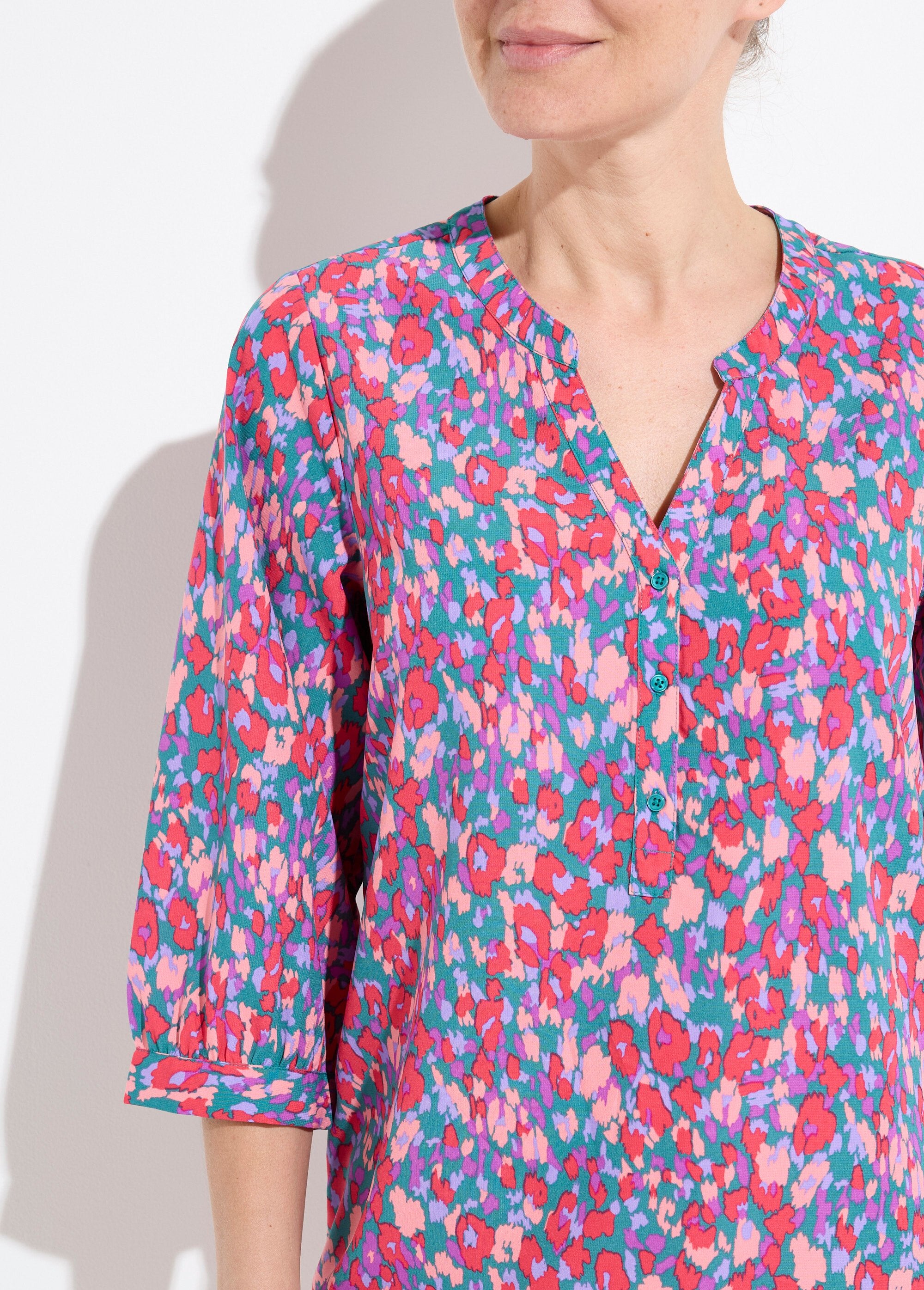Loose-fitting_button-down_tunic_with_3/4-length_sleeves_Vert_et_rose_DE1_slim