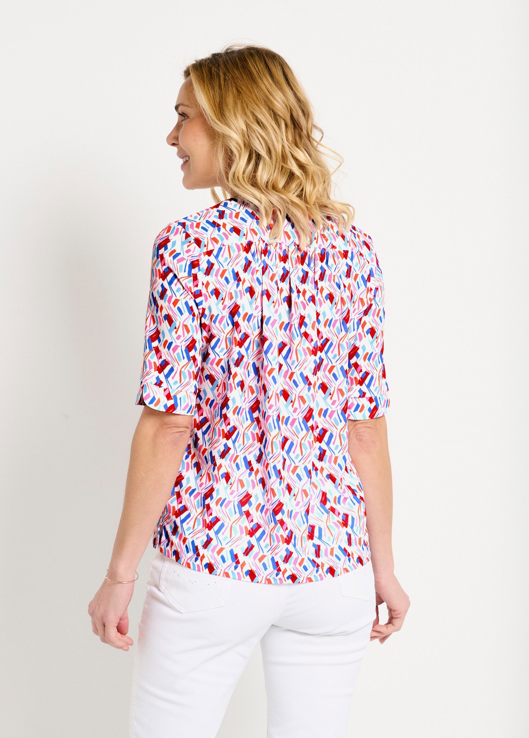 Straight_V-neck_tunic_with_short_printed_sleeves_Blue_and_pink_DO1_slim