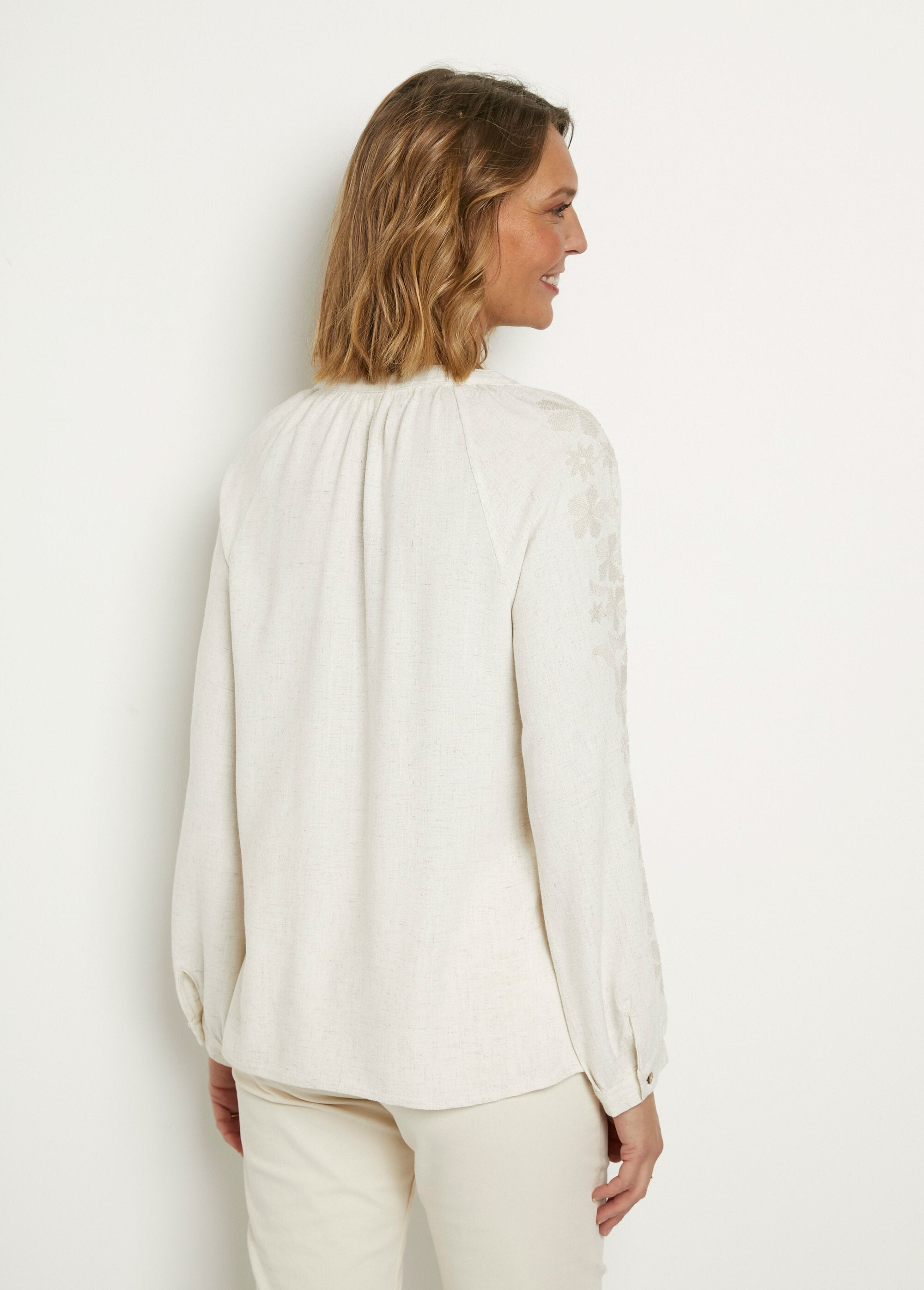 Linen_tunic_with_embroidery_and_V-neck_Ecru_DO1_slim