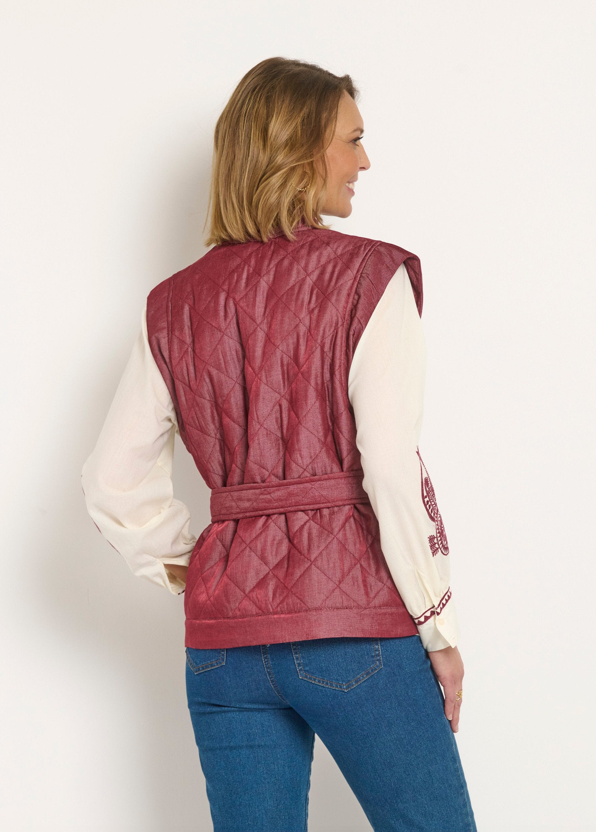 Sleeveless_quilted_jacket_with_belt_Bordeaux_DO1_slim