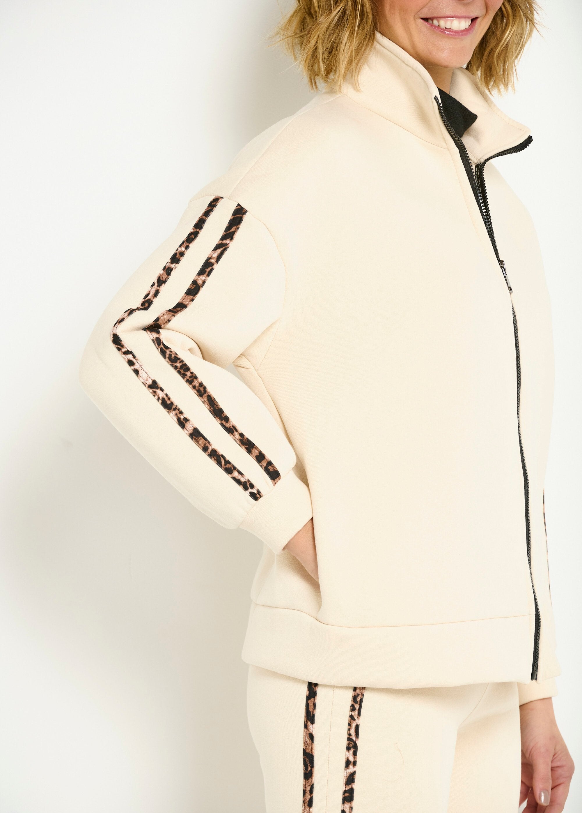 Comfort_fleece_jacket_with_leopard_stripes_Beige_DE2_slim